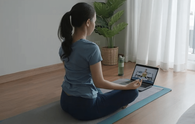 online mindfulness class teaching meditation group